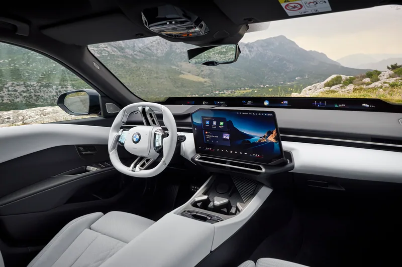 BMW 320 · 운전석. 스티어링 휠, 가로로 이어지는 표시 영역과 중앙 화면.