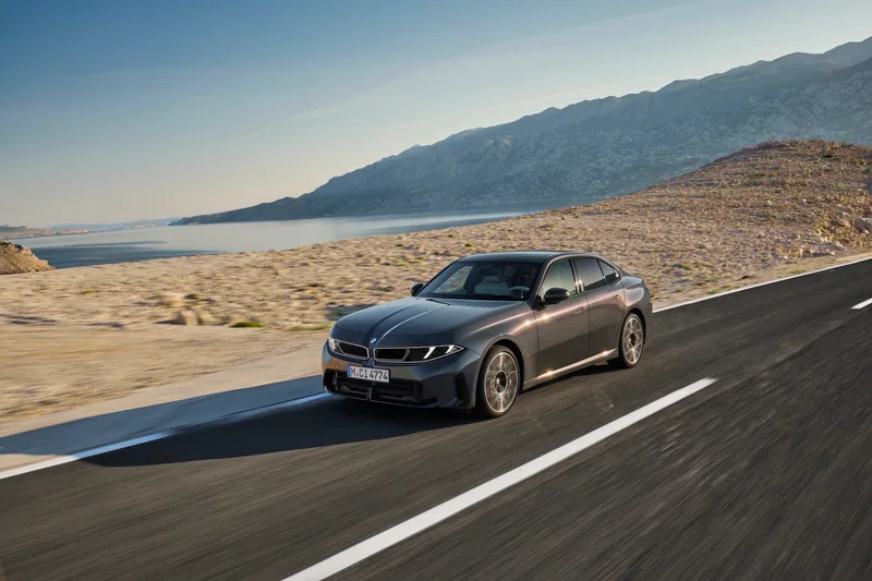 BMW 320의 옆모습. 보닛에서 지붕으로 이어지는 옆모습.