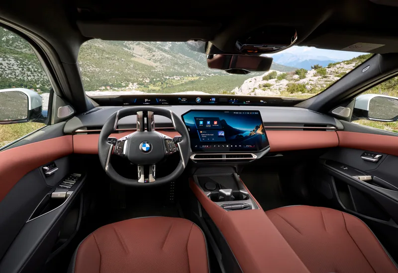 BMW i3 50 xDrive · 운전석. 대시보드, 스티어링 휠과 중앙 화면.