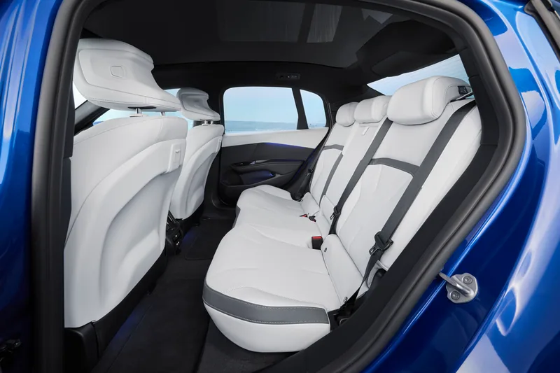 BMW i3 50 xDrive · 뒷좌석. 뒷좌석 시트와 천장.